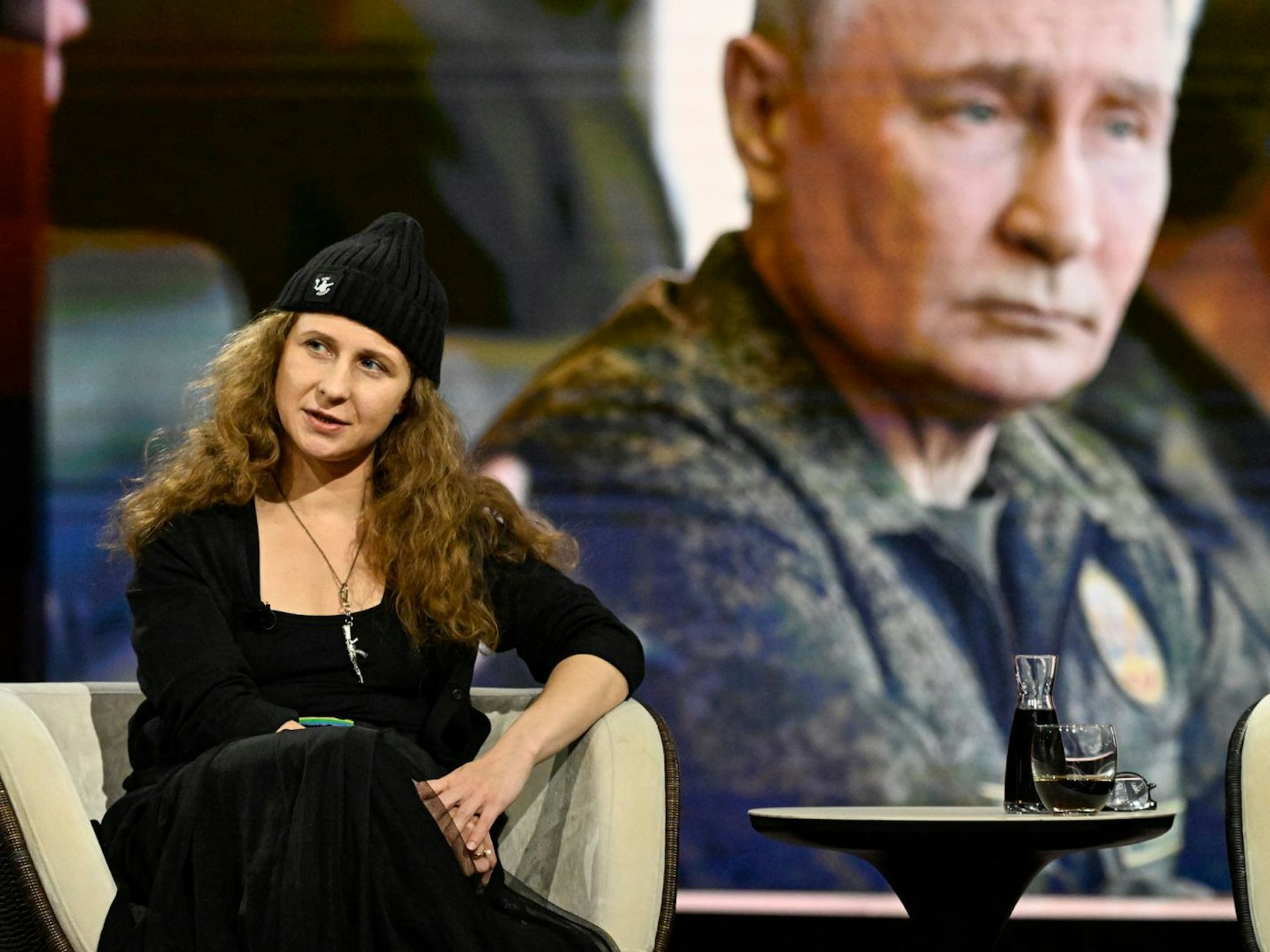 Aktivistin Maria Aljochina warnte am Donnerstagabend vor der Brutalität Putins und erläuterte, was sie als Kreml-Kritikerin erleben musste. (Bild: ZDF / Markus Hertrich)