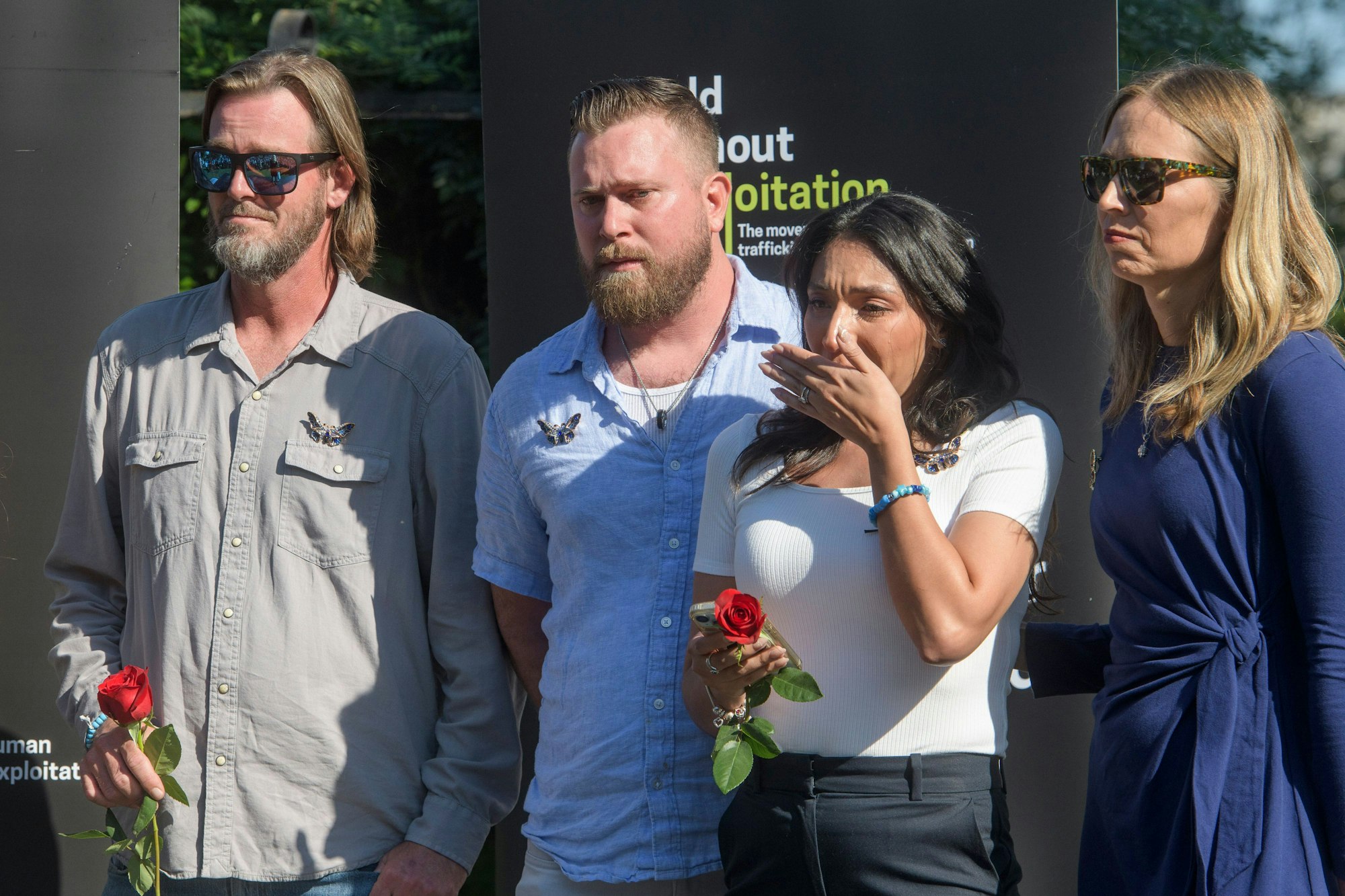 Die Brüder von Virginia Giuffre, Daniel Wilson (l) und Sky Roberts (2.v.l.) zusammen mit seiner Frau Amanda Roberts (2.v.r.) und Annie Farmer (r) während einer „Stand with Survivors Rally“ auf dem Capitol Hill.
