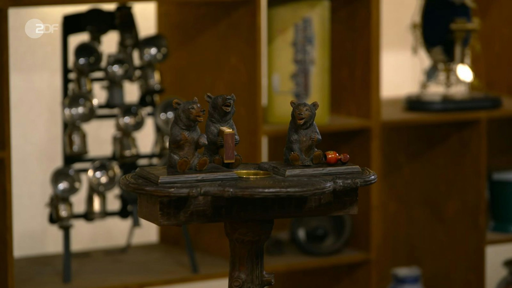 Ebenfalls kurios war der Rauchertisch mit Bären und einer Spieluhr aus der Schweiz aus den 1950er-Jahren, der bei der Expertise auf 700 bis 1.000 Euro geschätzt wurde. Friedrich Häusser zahlte 700 Euro.
 (Bild: ZDF)