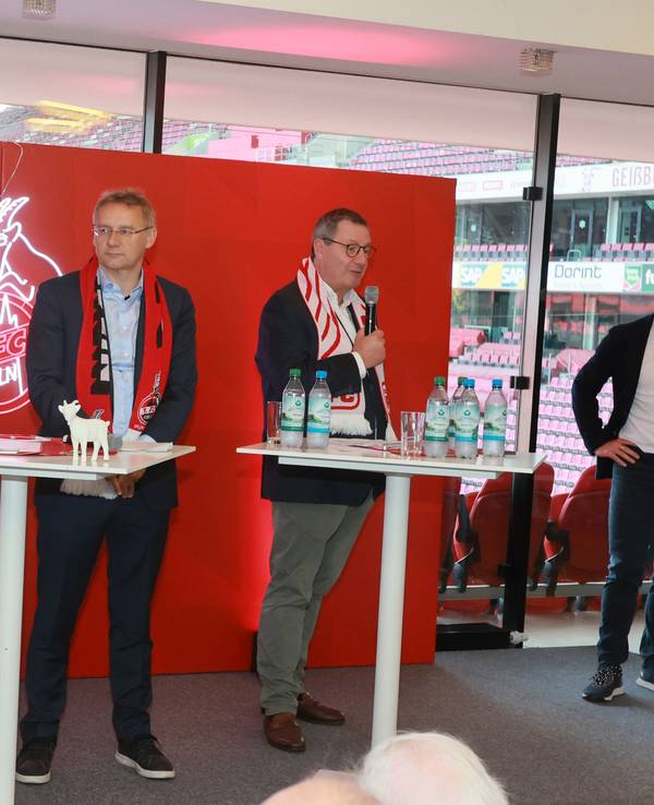 Carsten Wettich (links) im Juni 2025 bei einem Mitgliederstammtisch mit Thomas Kessler, Eckhard Sauren und Werner Wolf (v.l.).