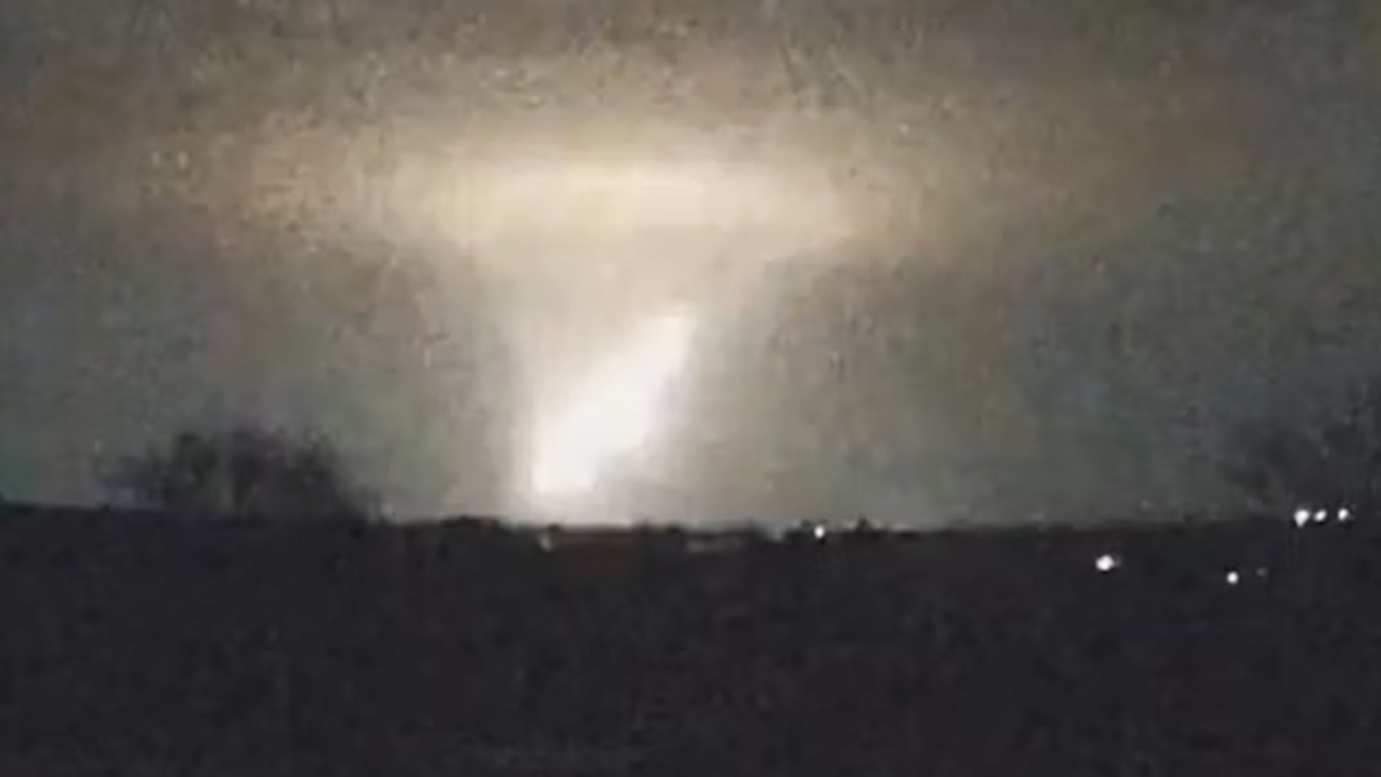 Die von Russland Oreschnik getaufte Mittelstreckenrakete explodiert über der Kölner Partnerstadt Dnipro in der Ukraine im November 2024. Die Ukraine will bereits zuvor in einer Geheimoperation eine Oreschnik zerstört haben. (Archivbild)