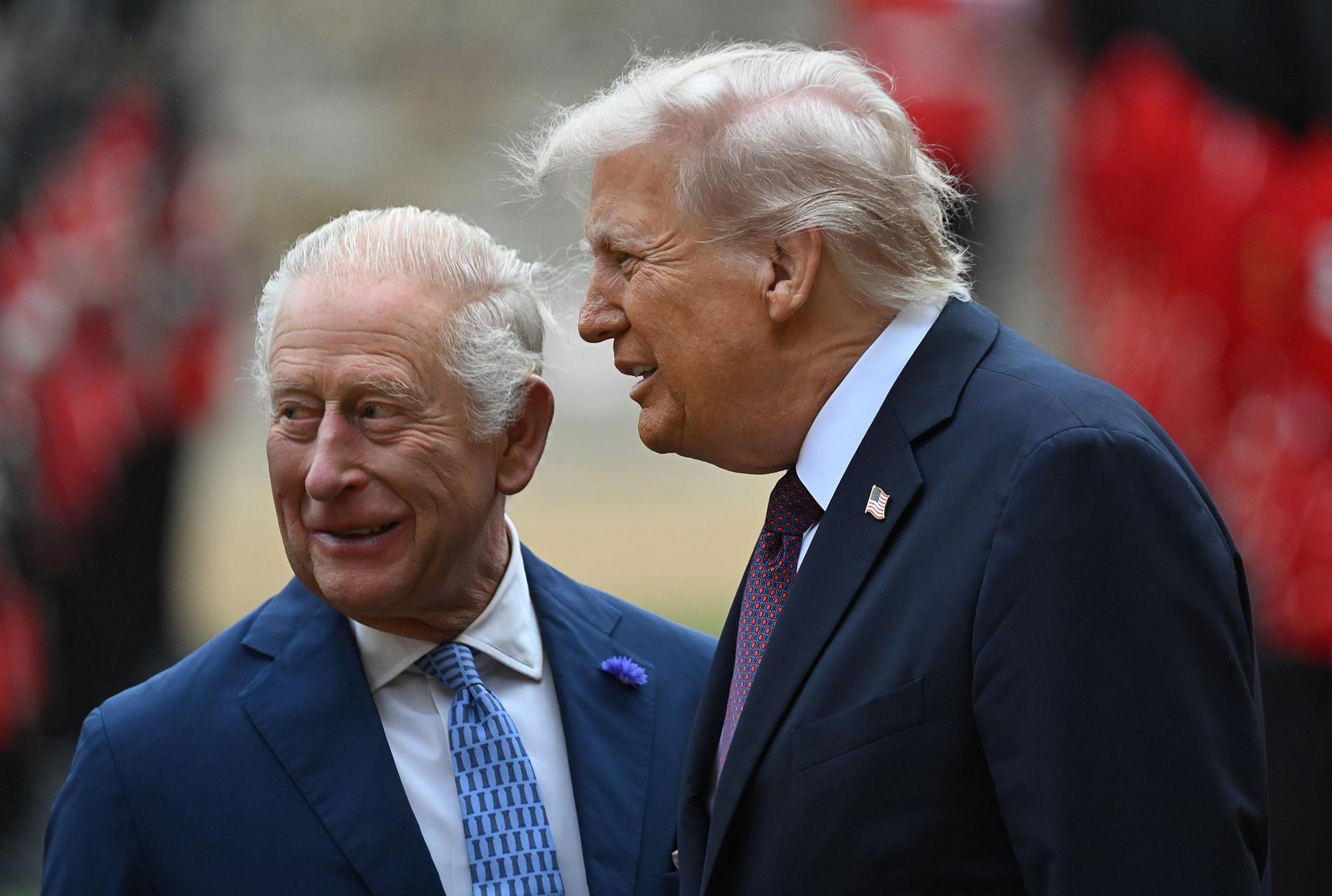 Der britische König Charles III. (l) und US-Präsident Donald Trump besichtigen die Ehrengarde während der feierlichen Begrüßung auf Schloss Windsor.