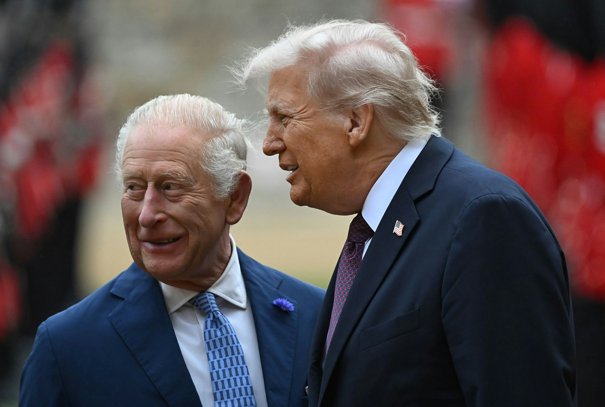 Der britische König Charles III. (l) und US-Präsident Donald Trump besichtigen die Ehrengarde während der feierlichen Begrüßung auf Schloss Windsor.
