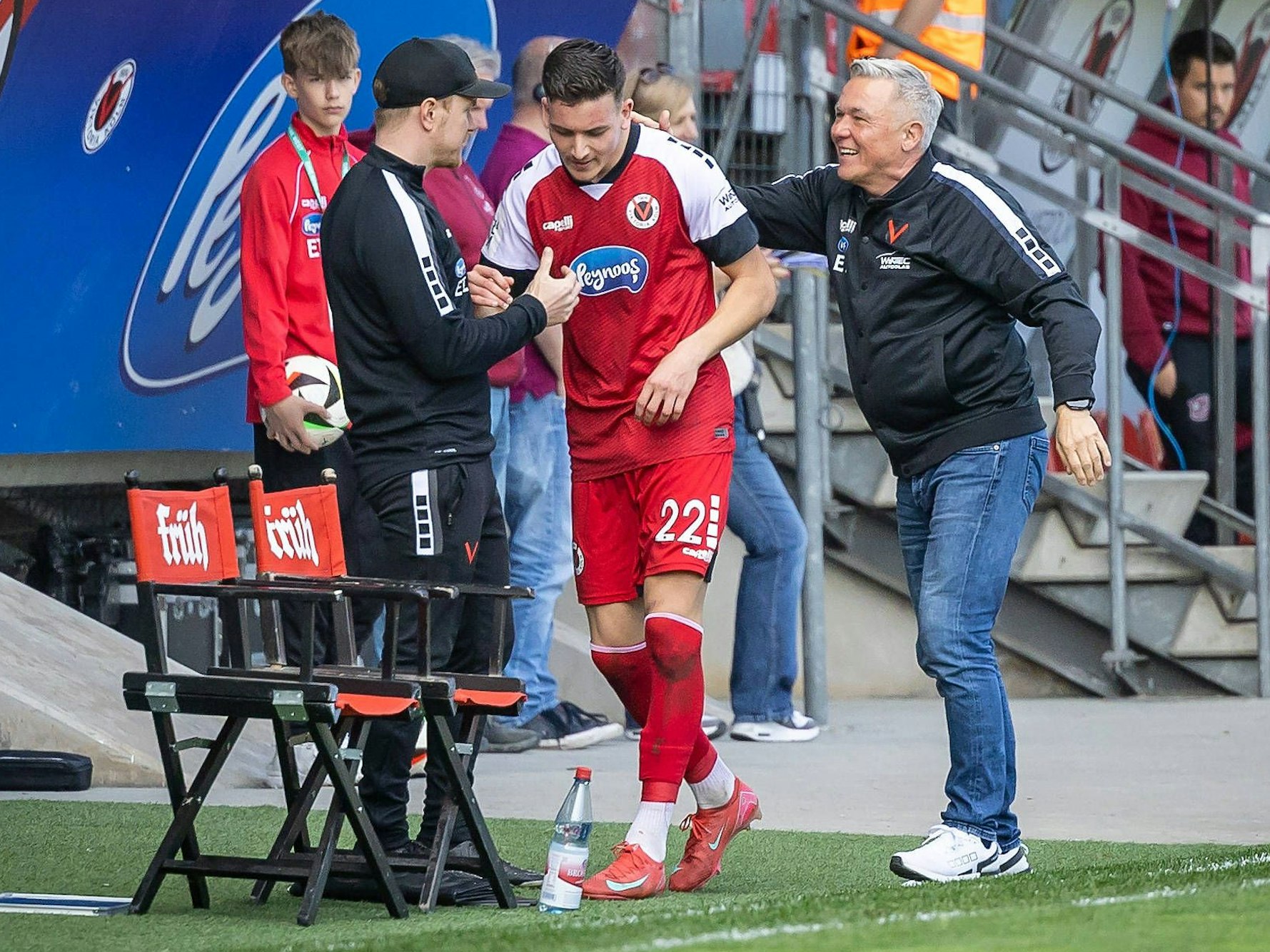 Said El Mala wird beim Spiel von Viktoria Köln ausgewechselt.