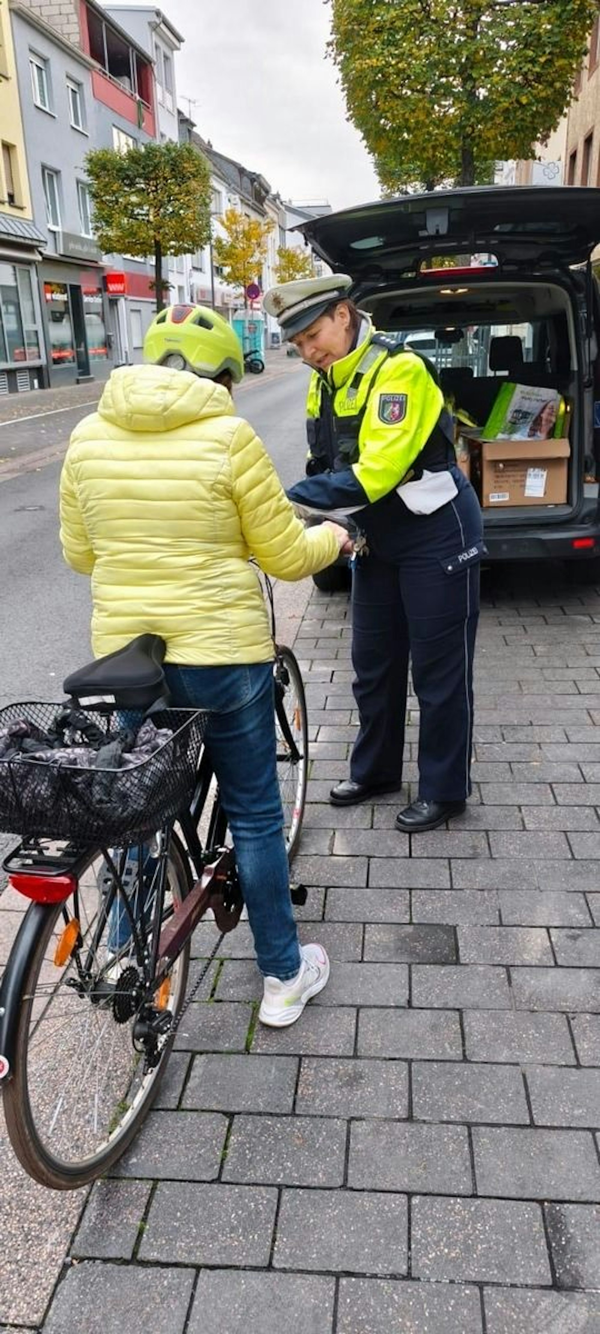 Aktion Sichtbarkeit: Die Polizei Euskirchen kontrollierte Radfahrende und E-Scooter-Fahrende.