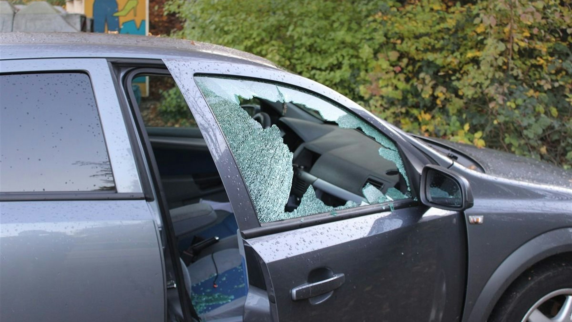 Fünf Pkw auf Park & Ride Parkplatz aufgebrochen (Symbolfoto)