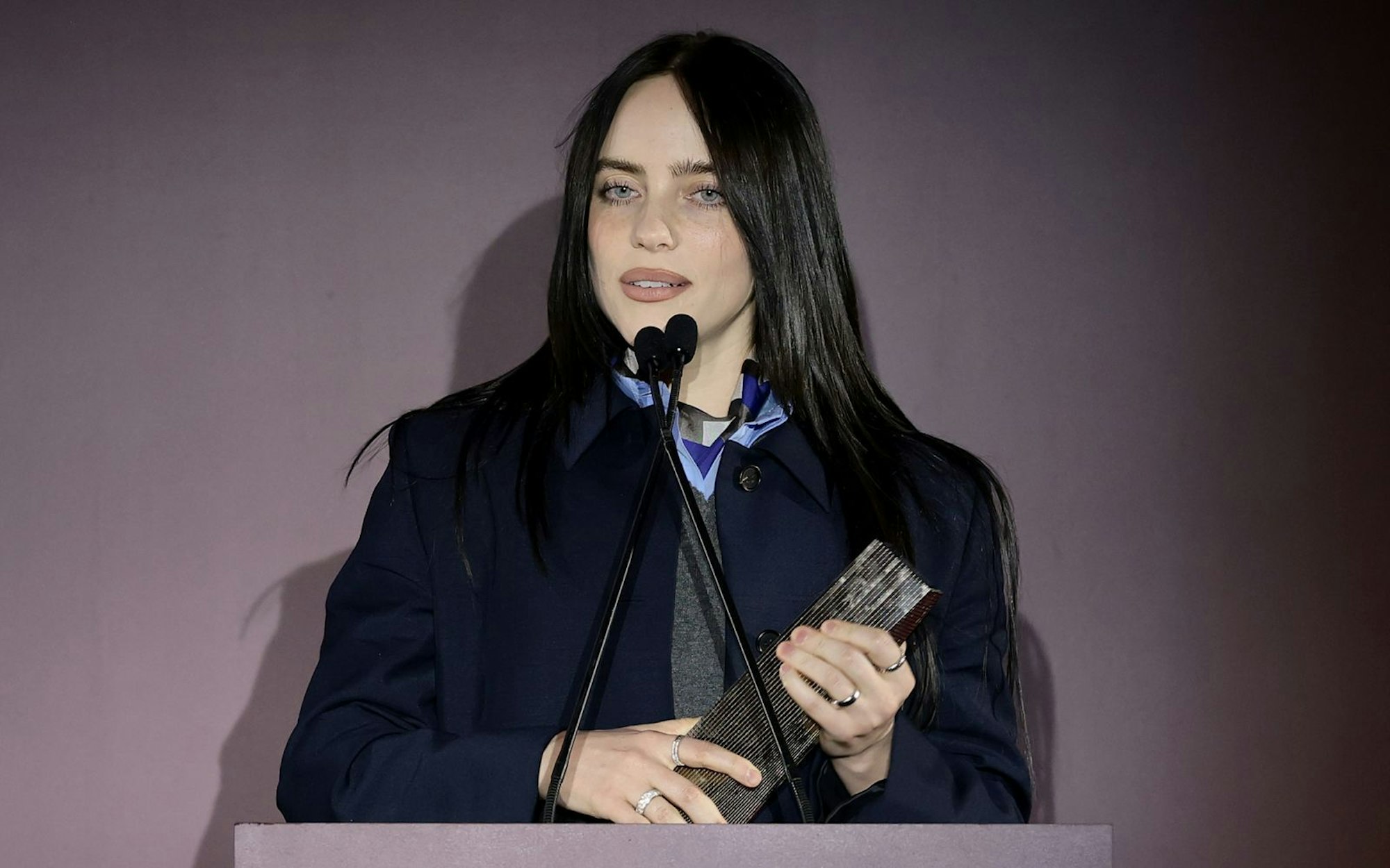 Bei einer Preisverleihung richtete Billie Eilish deutliche Worte an Superreiche. (Bild: 2025 Getty Images for WSJ. Magazine Innovators Awards/Dimitrios Kambouris)