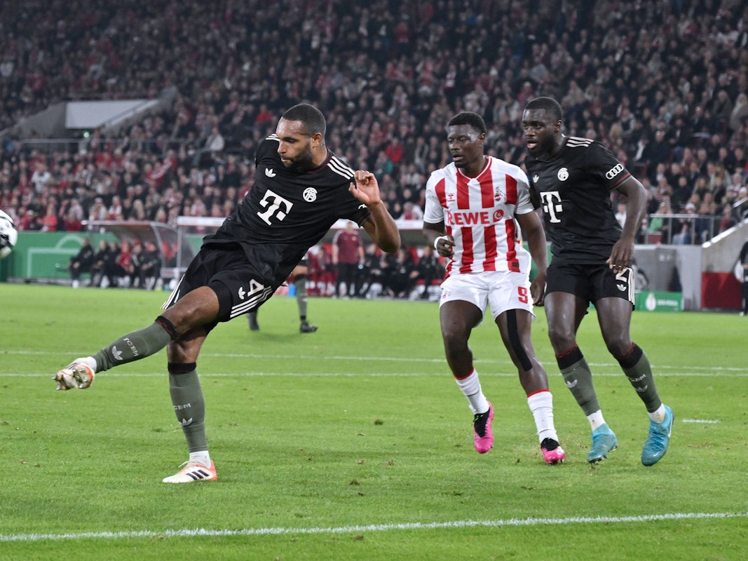 Jonathan Tah (Bayern München), Ragnar Ache (1. FC Köln), Dayot Upamecano (Bayern München) kämpfen im Strafraum um den Ball.