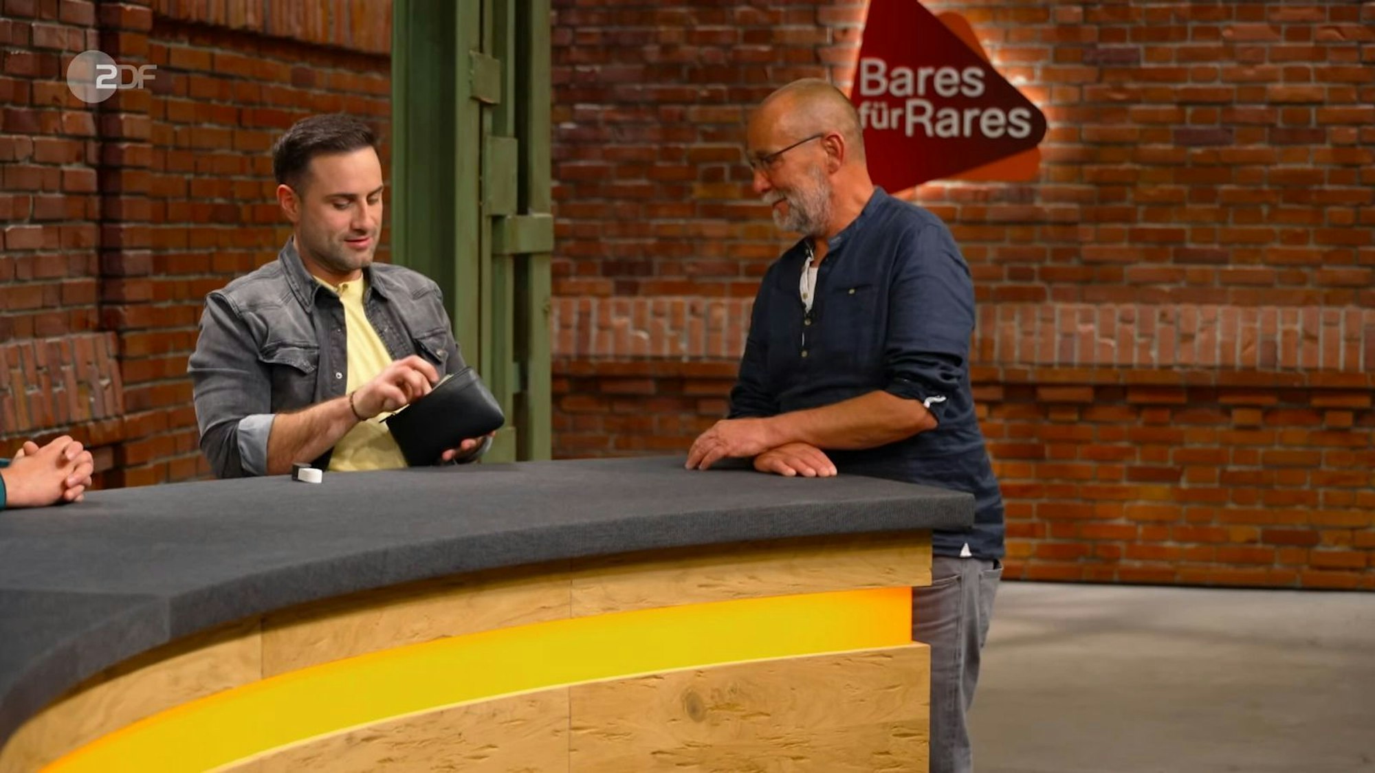 Im Händlerraum begann das Rätselraten von vorne. Trotz des rätselhaften Motuvs waren aber alle Händler angetan. Für 2.300 Euro ging das abstrakte Gemälde am Ende an David Suppes.  (Bild: ZDF)