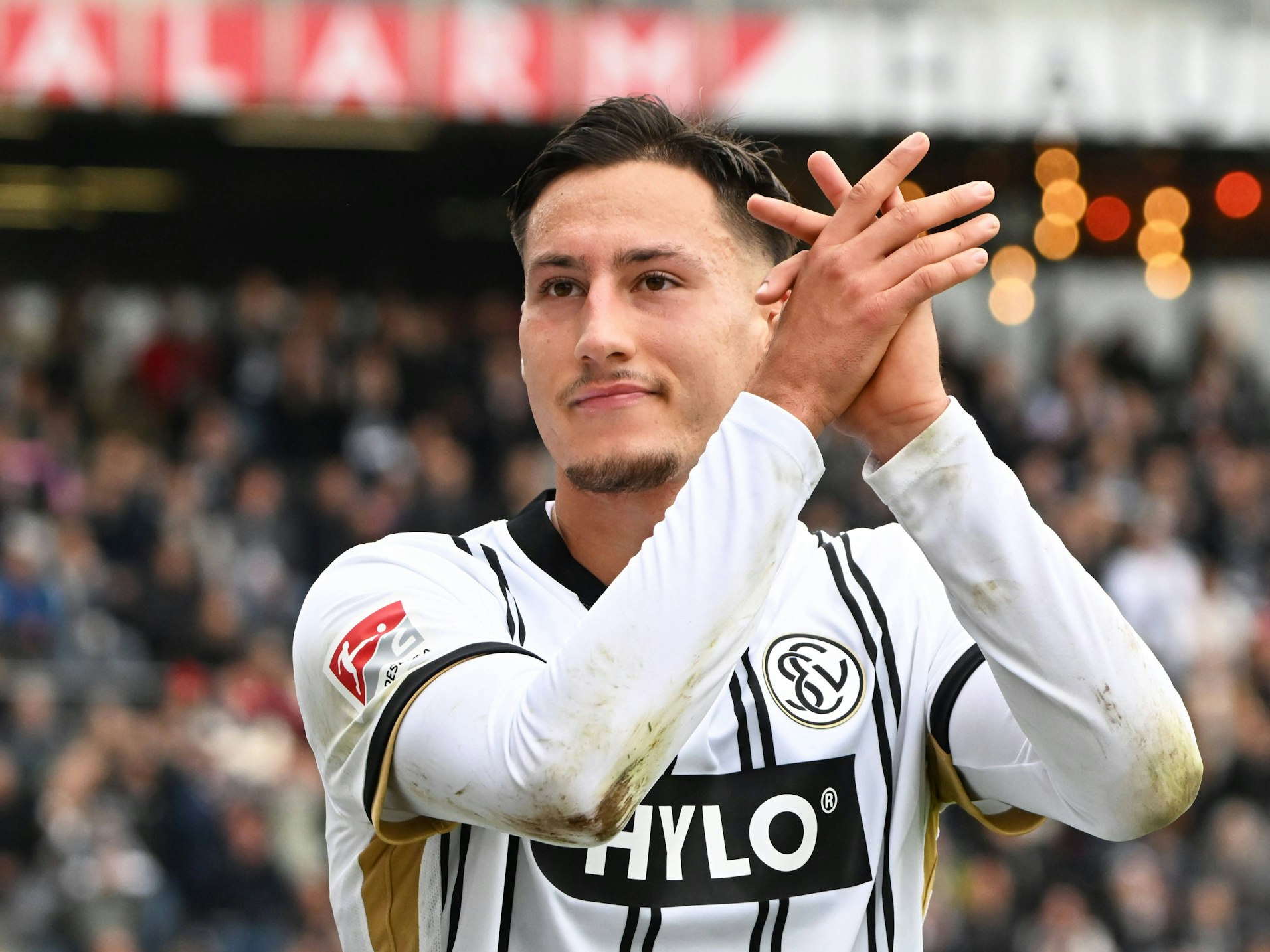 Younes Ebnoutalib applaudiert den Fans.