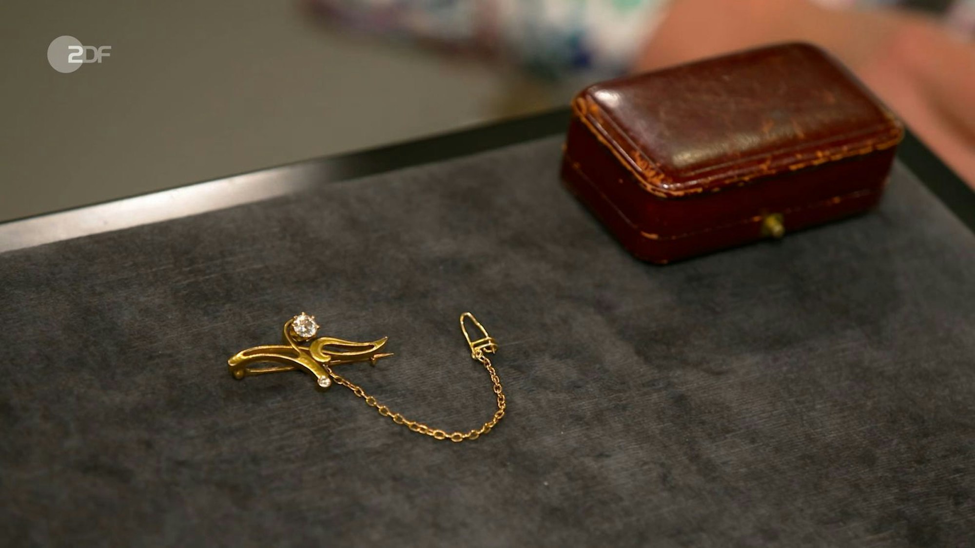 Die Goldbrosche mit einem Altschliffdiamant aus der Zeit um 1905 hatte einen Schätzwert von 900 bis 1.100 Euro. Elke Velten gab 900 Euro dafür aus.
 (Bild: ZDF)