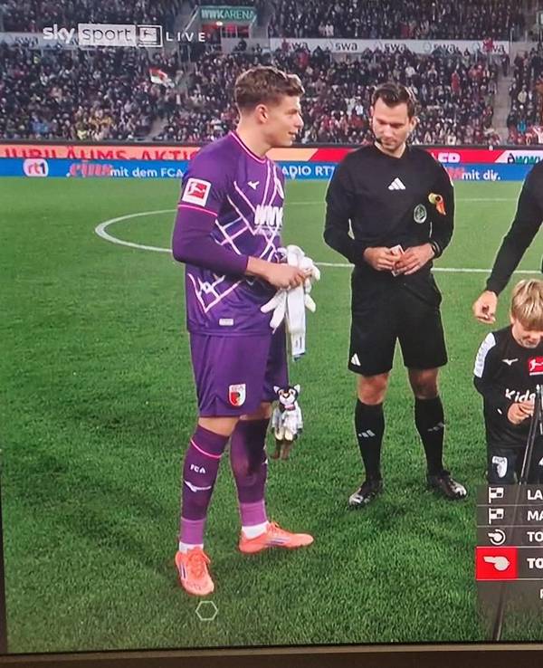Der kleine Junge war bei der Platzwahl bei der Partie des FC Augsburg gegen Borussia Dortmund der heimliche Star.