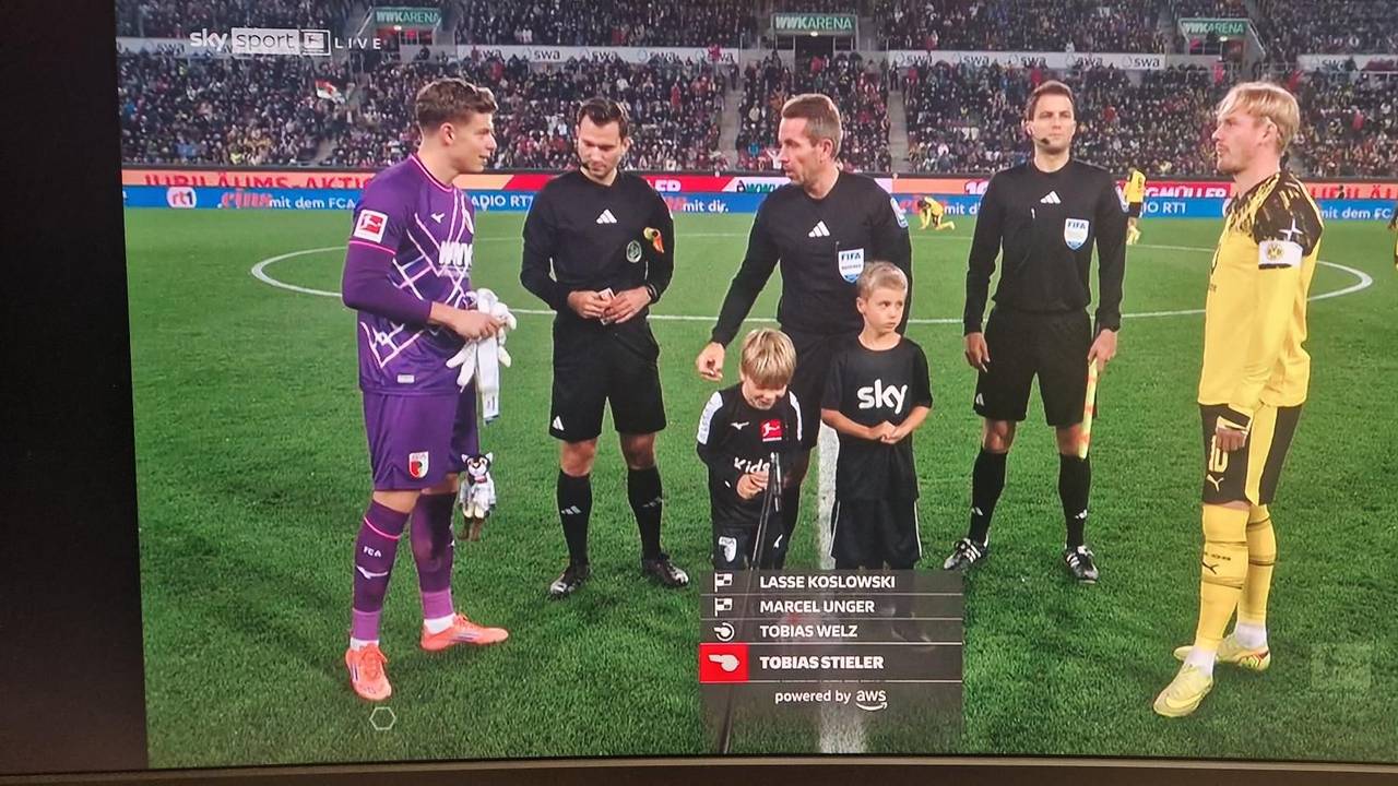 Der kleine Junge war bei der Platzwahl bei der Partie des FC Augsburg gegen Borussia Dortmund der heimliche Star.