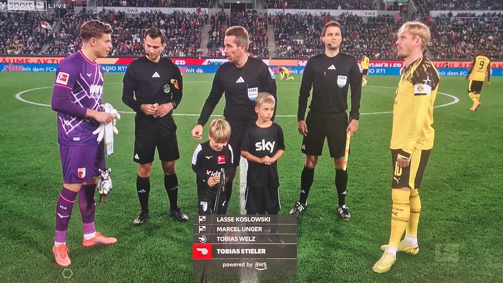 Der kleine Junge war bei der Platzwahl bei der Partie des FC Augsburg gegen Borussia Dortmund der heimliche Star.