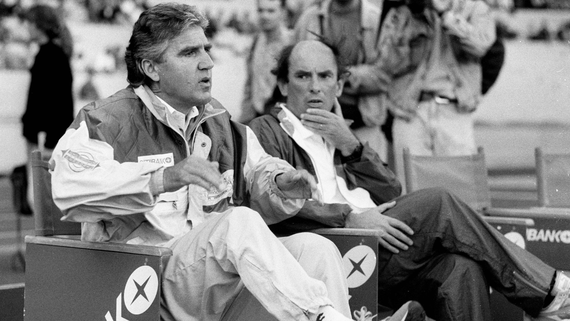 Jörg Berger und Co-Trainer Hannes Linßen auf der Bank des 1. FC Köln.