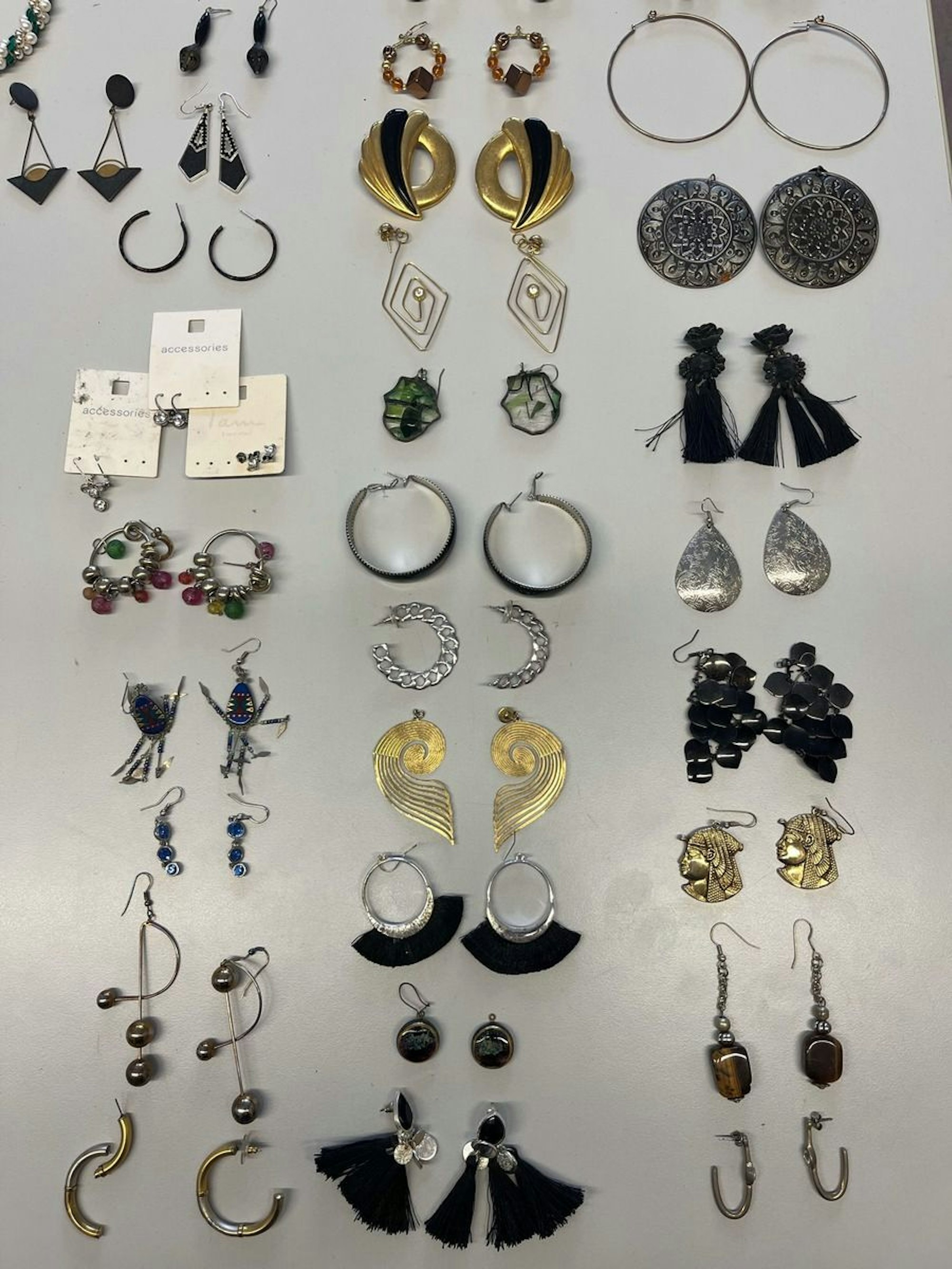 Polizei sucht Eigentümer von Schmuck nach Einbruch.
