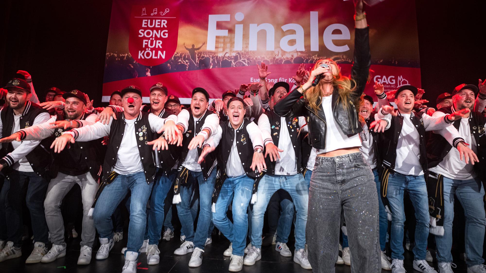 Euer Song für Köln: Der Chor Laut aber Schief steht auf der Bühne.