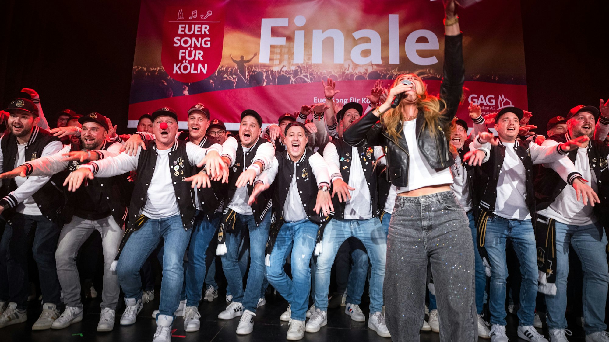 Euer Song für Köln: Der Chor Laut aber Schief steht auf der Bühne.