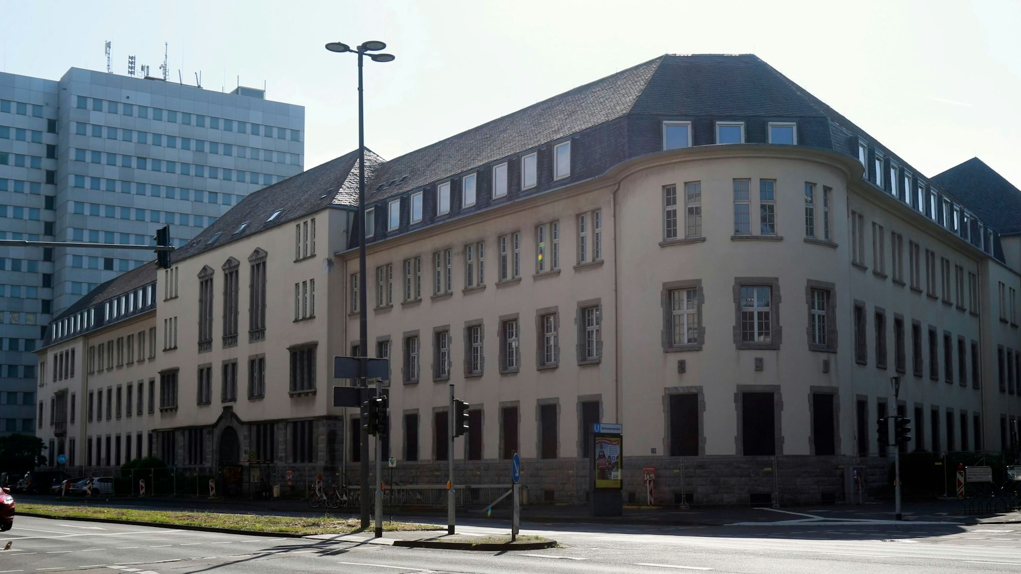 Ein mehrstöckiges Gebäude liegt an einer Straßenecke.