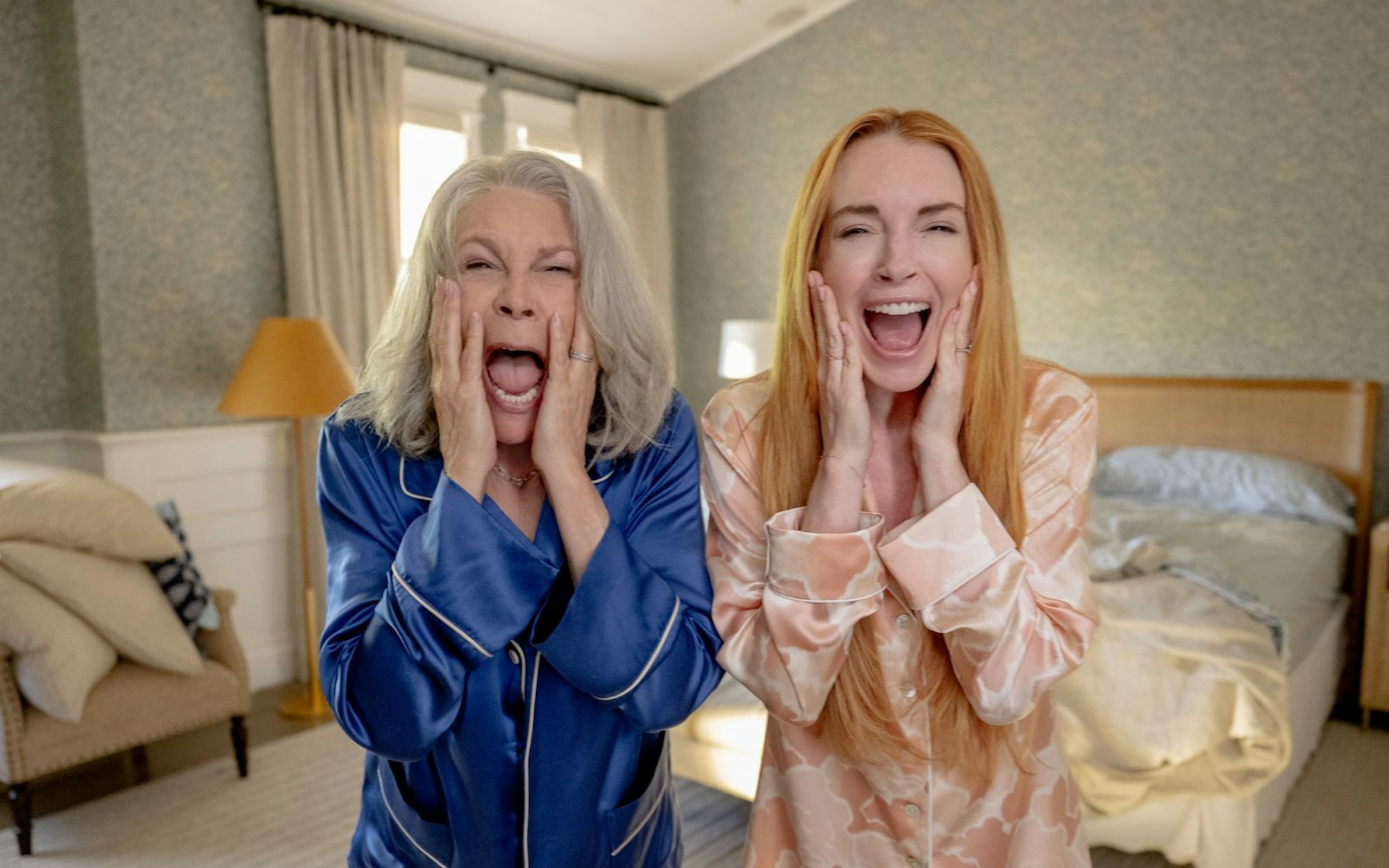 Zwischen Jamie Lee Curtis (links) und Lindsay Lohan entstand bei den Dreharbeiten zu „Freaky Friday“ eine enge Freundschaft, über 20 Jahre später standen sie nun für das Sequel „Freakier Friday“ erneut gemeinsam vor der Kamera. (Bild: Leonine/2024 Disney Enterprises, Inc./Glen Wilson)