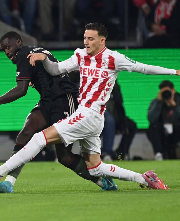 Nicht zimperlich! Kölns Said El Mala geht gegen Bayerns Dayot Upamecano voll zur Sache am 29. Oktober 2025.