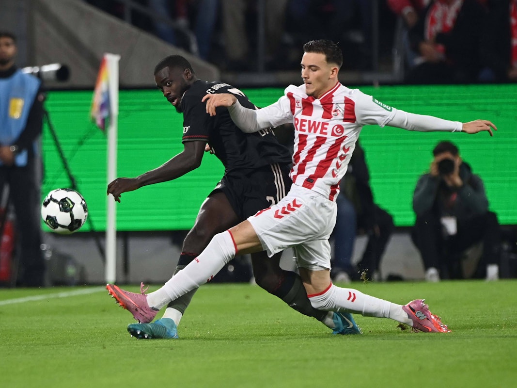 Nicht zimperlich! Kölns Said El Mala geht gegen Bayerns Dayot Upamecano voll zur Sache am 29. Oktober 2025.