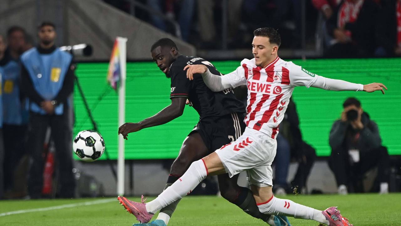 Nicht zimperlich! Kölns Said El Mala geht gegen Bayerns Dayot Upamecano voll zur Sache am 29. Oktober 2025.