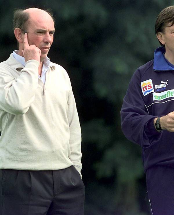 Ewald Lienen steht neben Hannes Linßen auf dem Trainingsplatz.