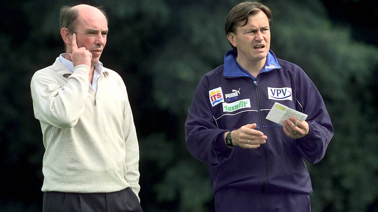 Ewald Lienen steht neben Hannes Linßen auf dem Trainingsplatz.