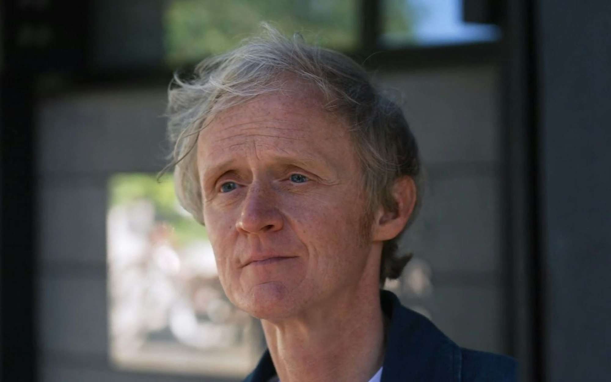 Pierre M. Krause meldet sich nach längerer Pause mit der „Kurzstrecke“ zurück. Hinter ihm liegt eine schwere Erkrankung. (Bild: SWR)