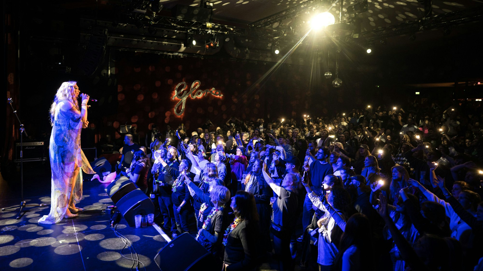 Euer Song für Köln: Cassy Carrington steht auf der Bühne.