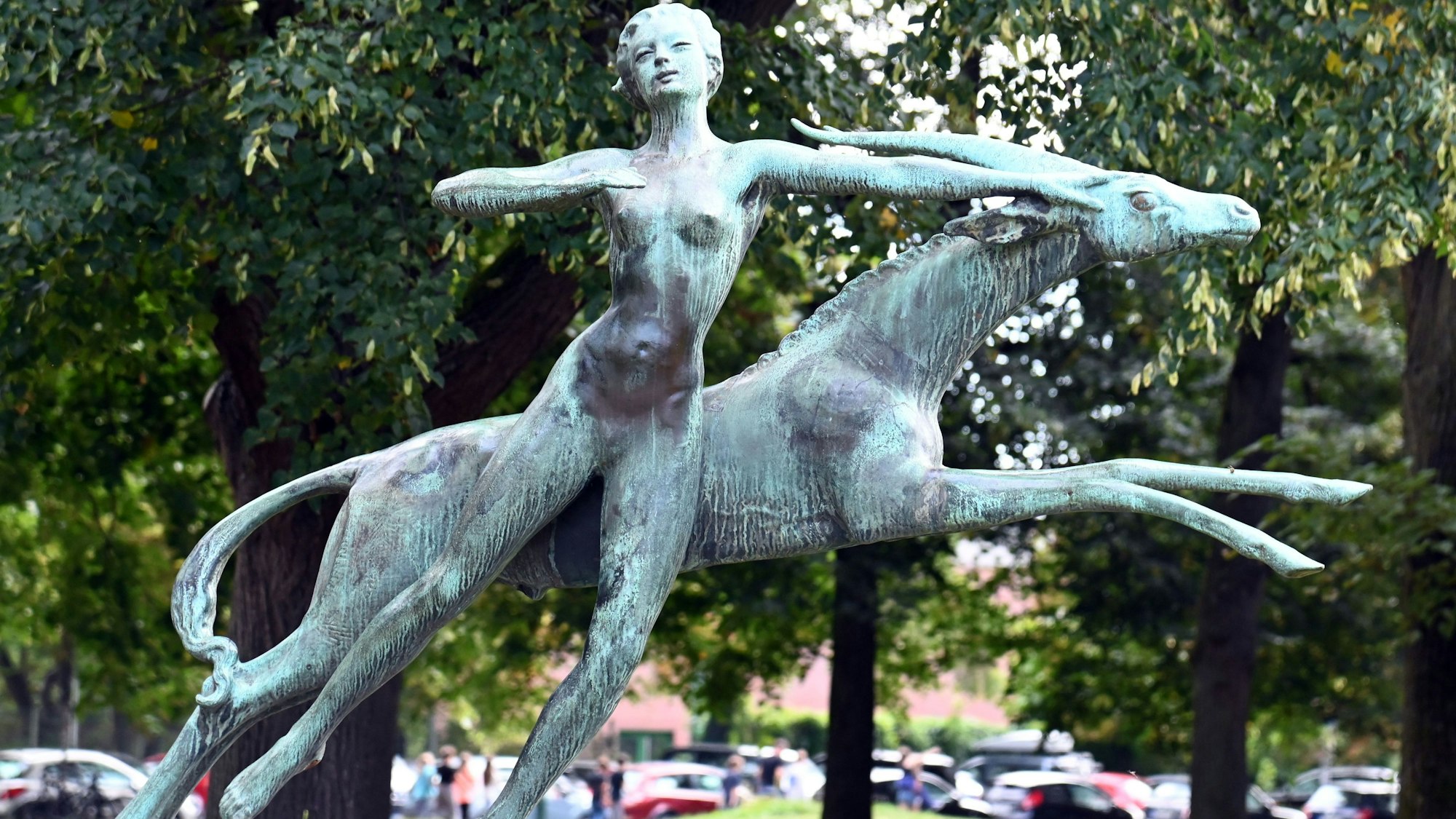 Die Plastik „Diana mit springender Antilope“ von Fritz Behn auf dem Sachsenring – ohne erklärende Tafel.