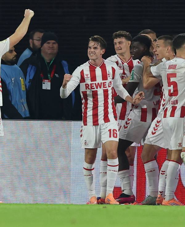 Die Spieler des 1. FC Köln feiern Ragnar Ache nach dem 1:0 im Pokal gegen den FC Bayern München am 29. Oktober 2025. Am Ende wurde 1:4 verloren.