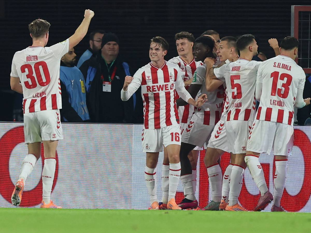 Die Spieler des 1. FC Köln feiern Ragnar Ache nach dem 1:0 im Pokal gegen den FC Bayern München am 29. Oktober 2025. Am Ende wurde 1:4 verloren.
