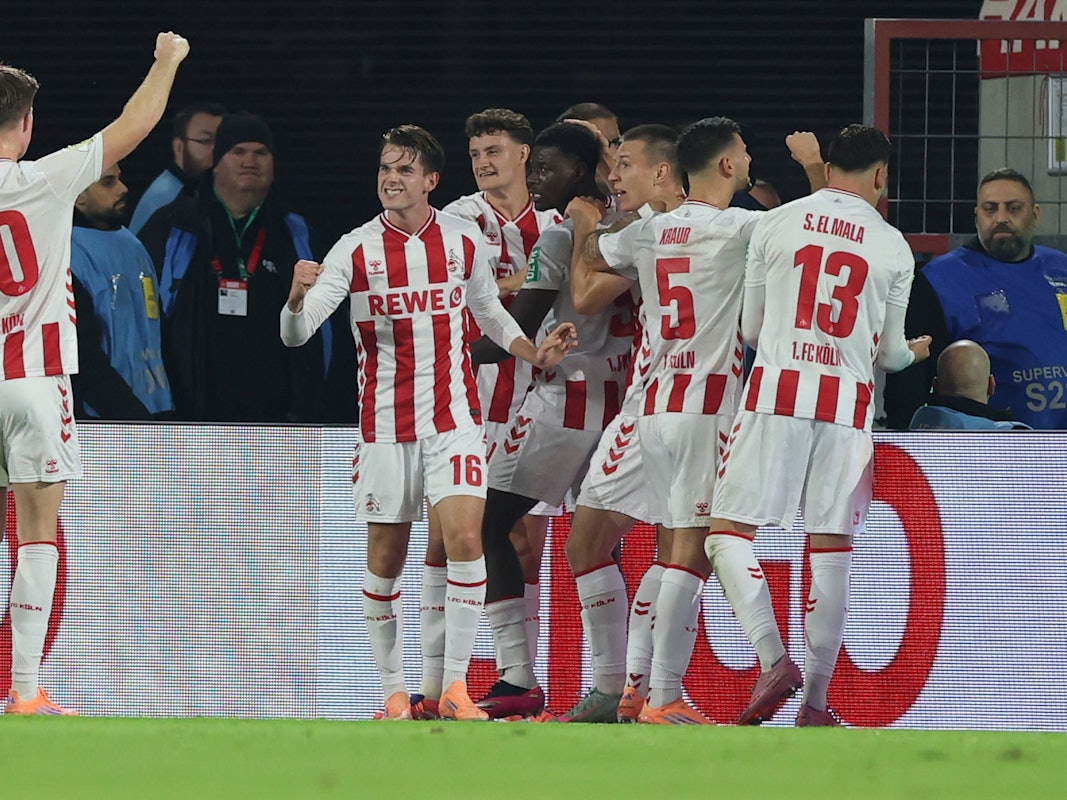 Die Spieler des 1. FC Köln feiern Ragnar Ache nach dem 1:0 im Pokal gegen den FC Bayern München am 29. Oktober 2025. Am Ende wurde 1:4 verloren.
