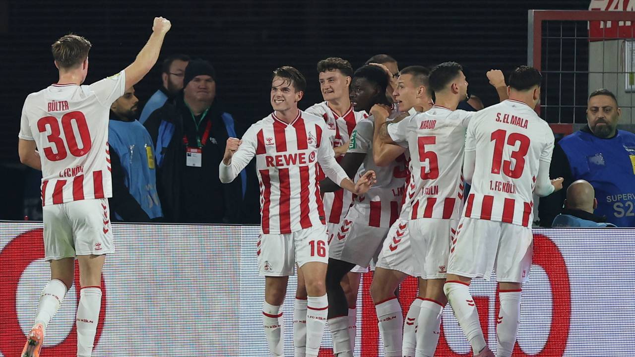 Die Spieler des 1. FC Köln feiern Ragnar Ache nach dem 1:0 im Pokal gegen den FC Bayern München am 29. Oktober 2025. Am Ende wurde 1:4 verloren.