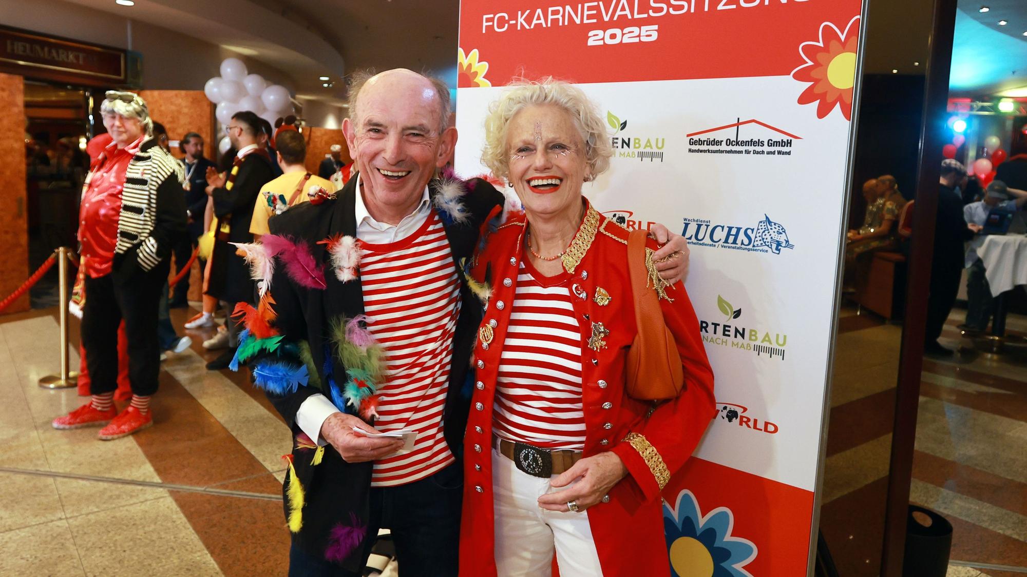 Hannes Linßen mit seiner Frau bei der Karnevalssitzung des 1. FC Köln.
