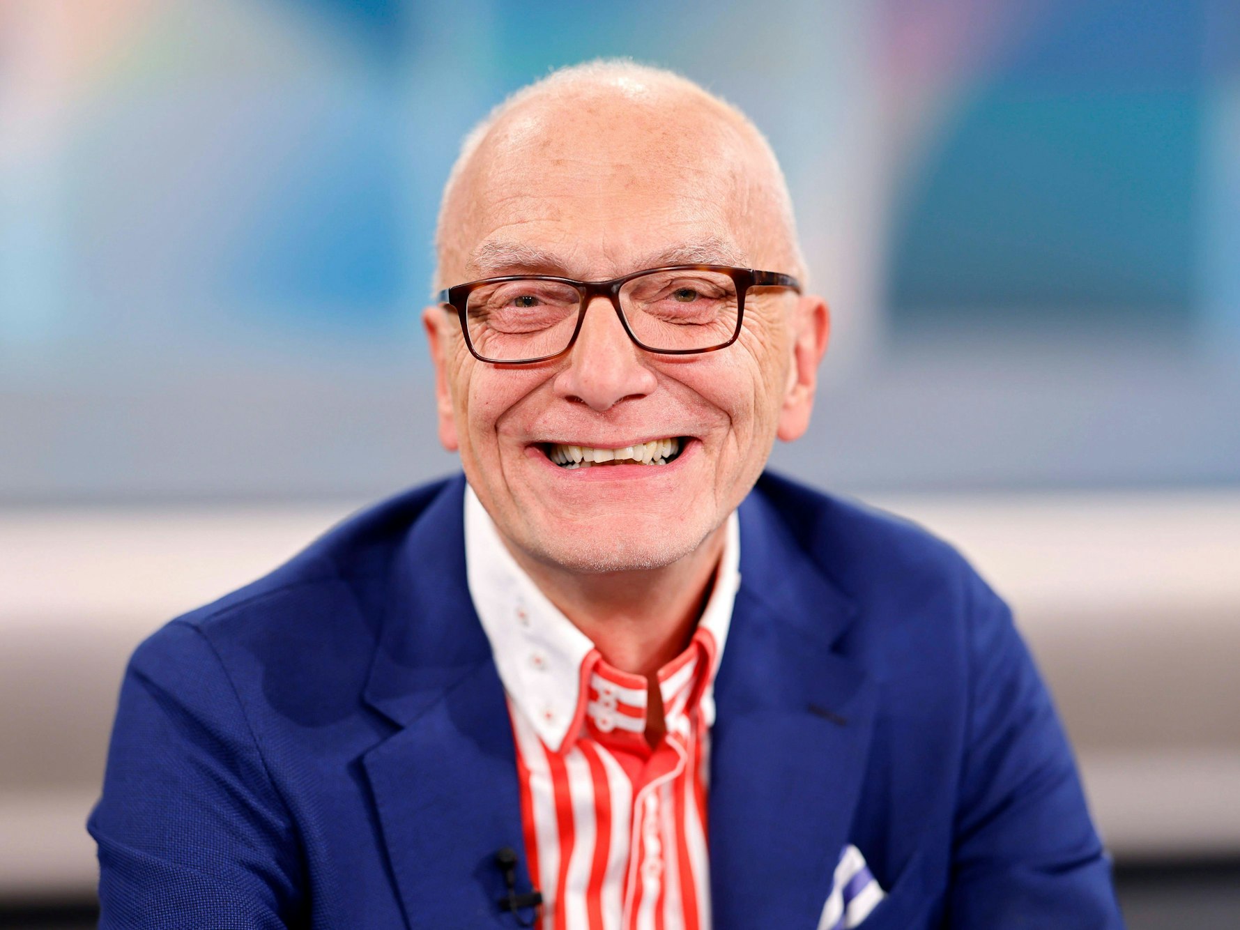 Unternehmer Josef Rick lacht in die Kamera.