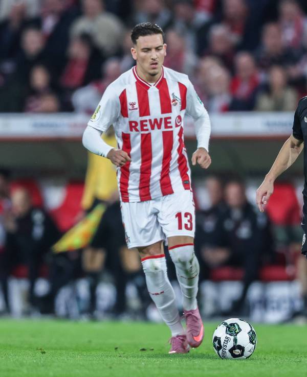 Said El Mala läuft neben Joshua Kimmich über den Platz.