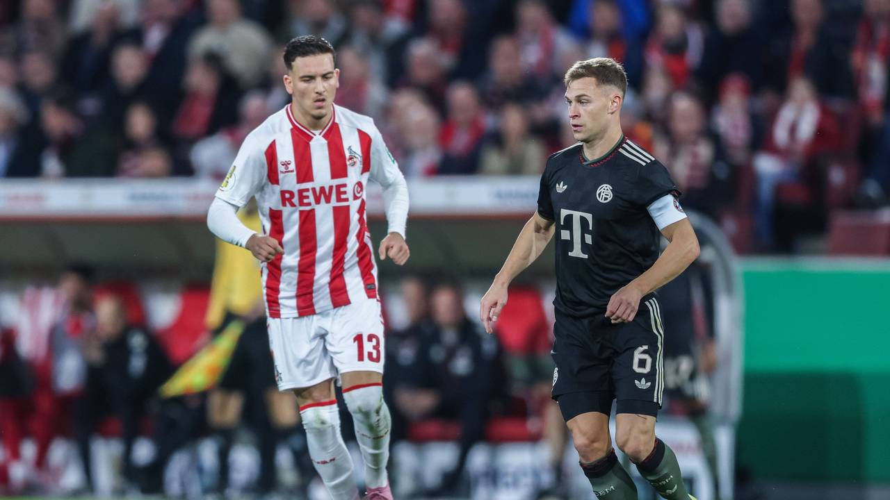 Said El Mala läuft neben Joshua Kimmich über den Platz.