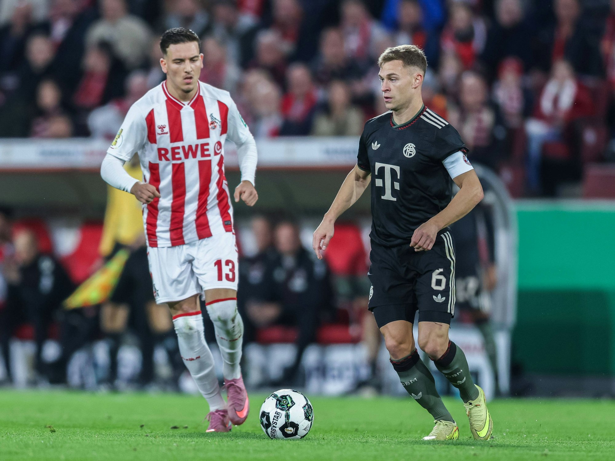 Said El Mala läuft neben Joshua Kimmich über den Platz.