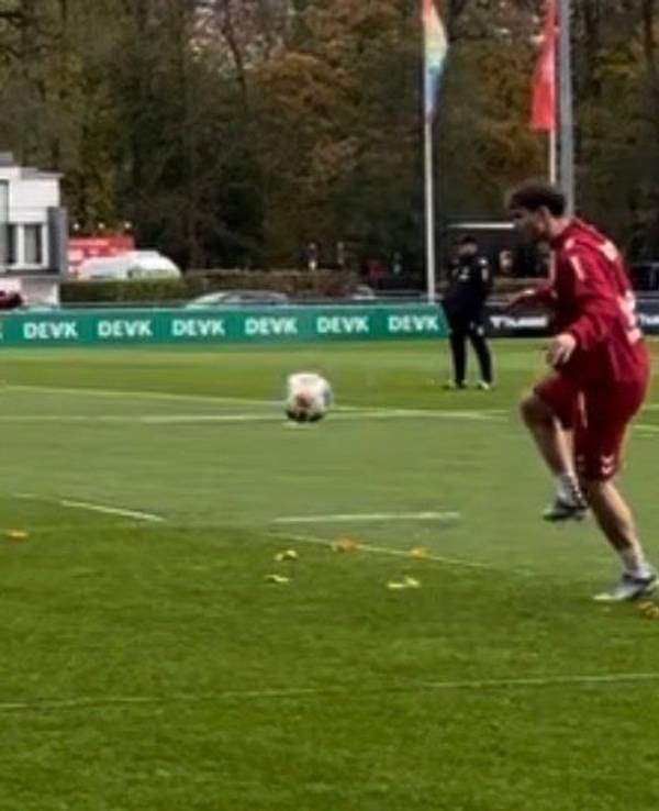 Wieder am Ball nach der Schulter-Operation: Rav van den Berg am Freitag (21. Oktober 2025) beim Training mit dem 1. FC Köln, links Isak Johannesson.