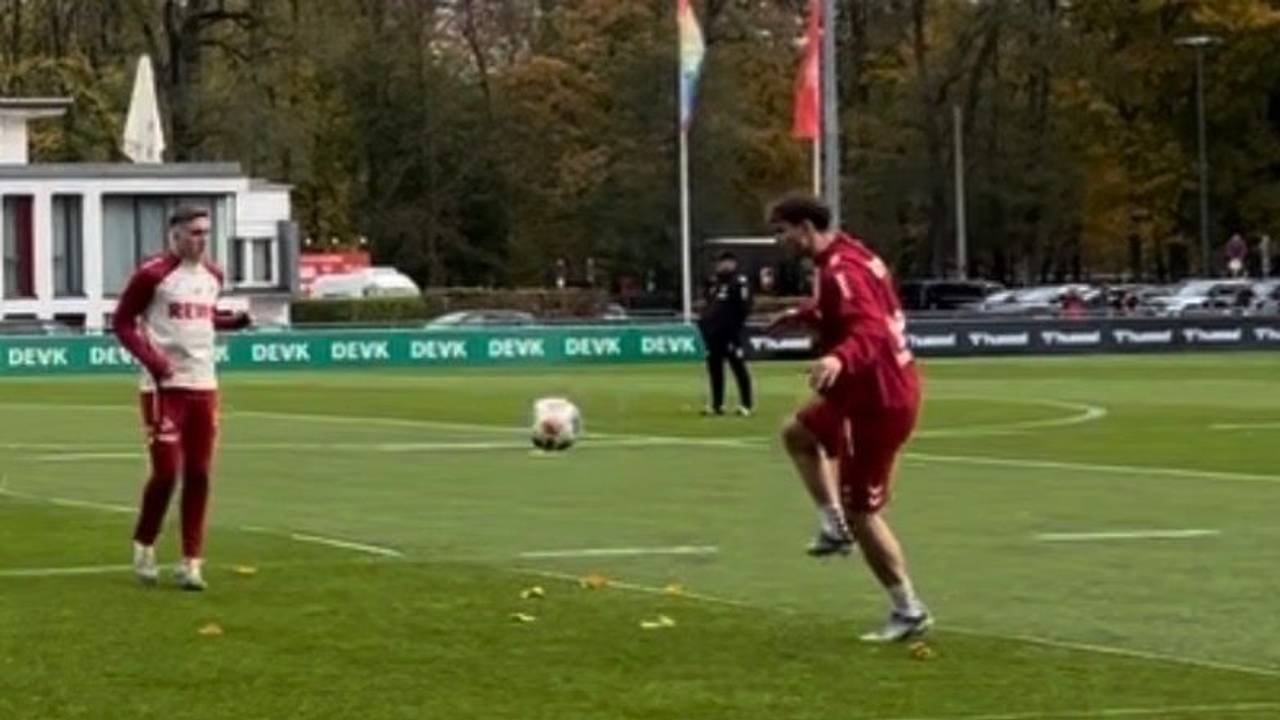 Wieder am Ball nach der Schulter-Operation: Rav van den Berg am Freitag (21. Oktober 2025) beim Training mit dem 1. FC Köln, links Isak Johannesson.