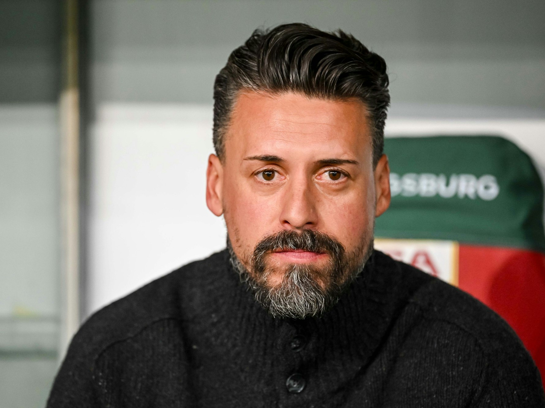 Sandro Wagner sitzt auf der Trainerbank.