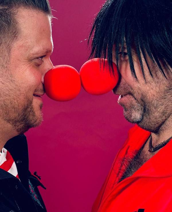 Alex Barth und Ikke Hüftgold stehen sich mit roten Pappnasen gegenüber.