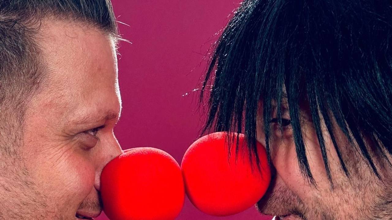 Alex Barth und Ikke Hüftgold stehen sich mit roten Pappnasen gegenüber.