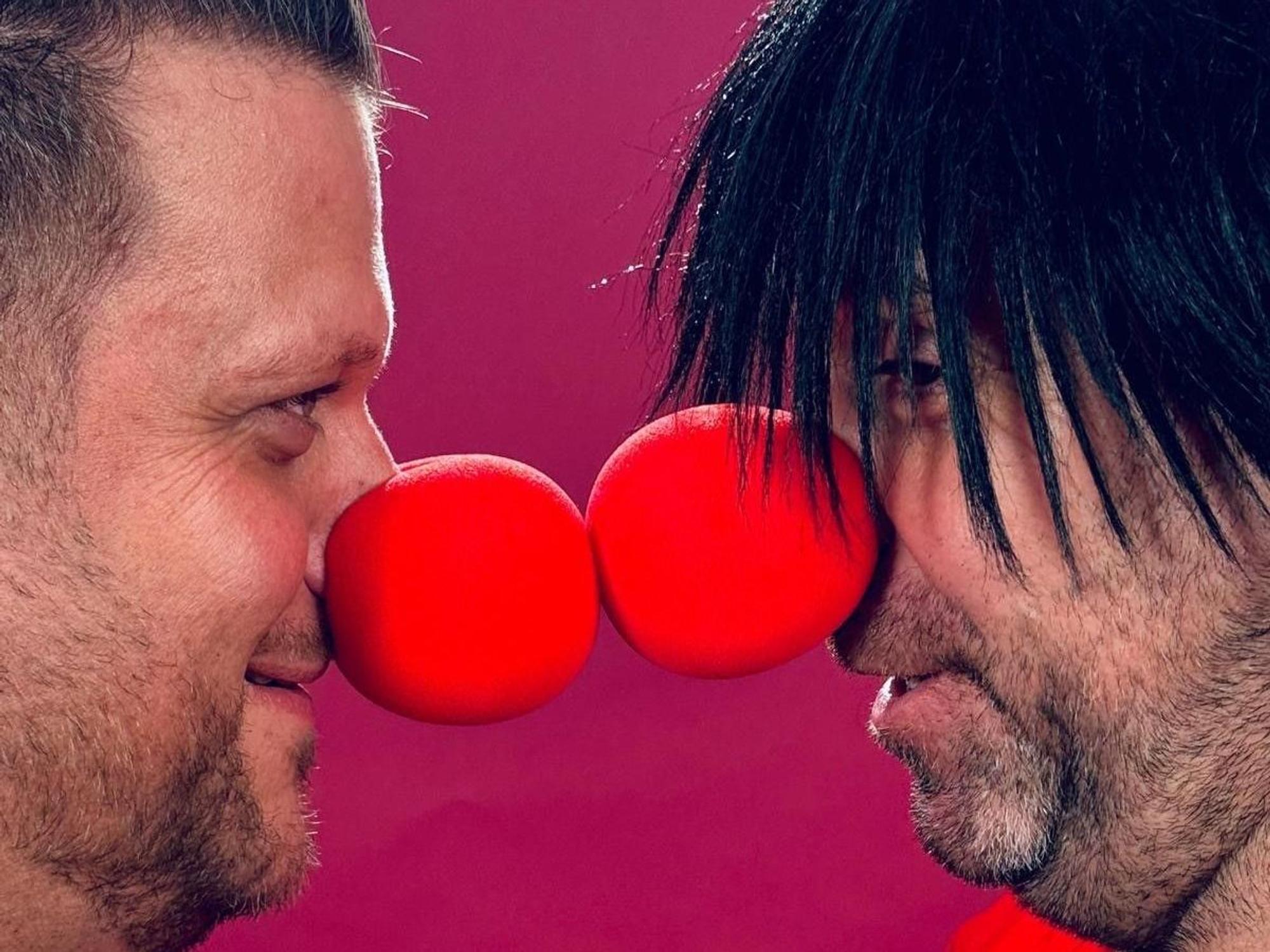 Alex Barth und Ikke Hüftgold stehen sich mit roten Pappnasen gegenüber.