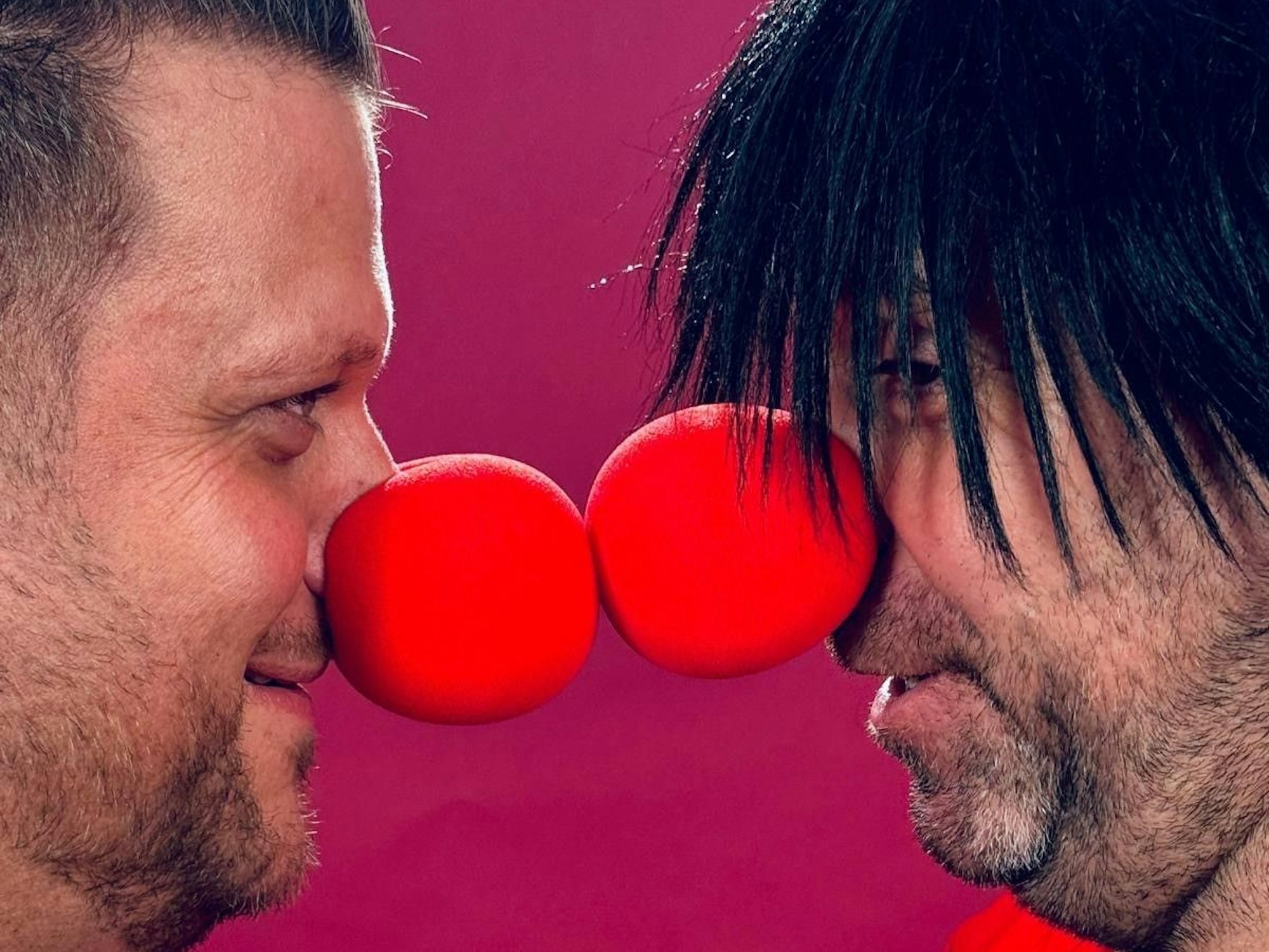 Alex Barth und Ikke Hüftgold stehen sich mit roten Pappnasen gegenüber.