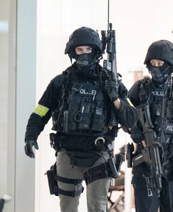 Schwer bewaffnete Polizeikräfte durchkämmen ein Einkaufszentrum.