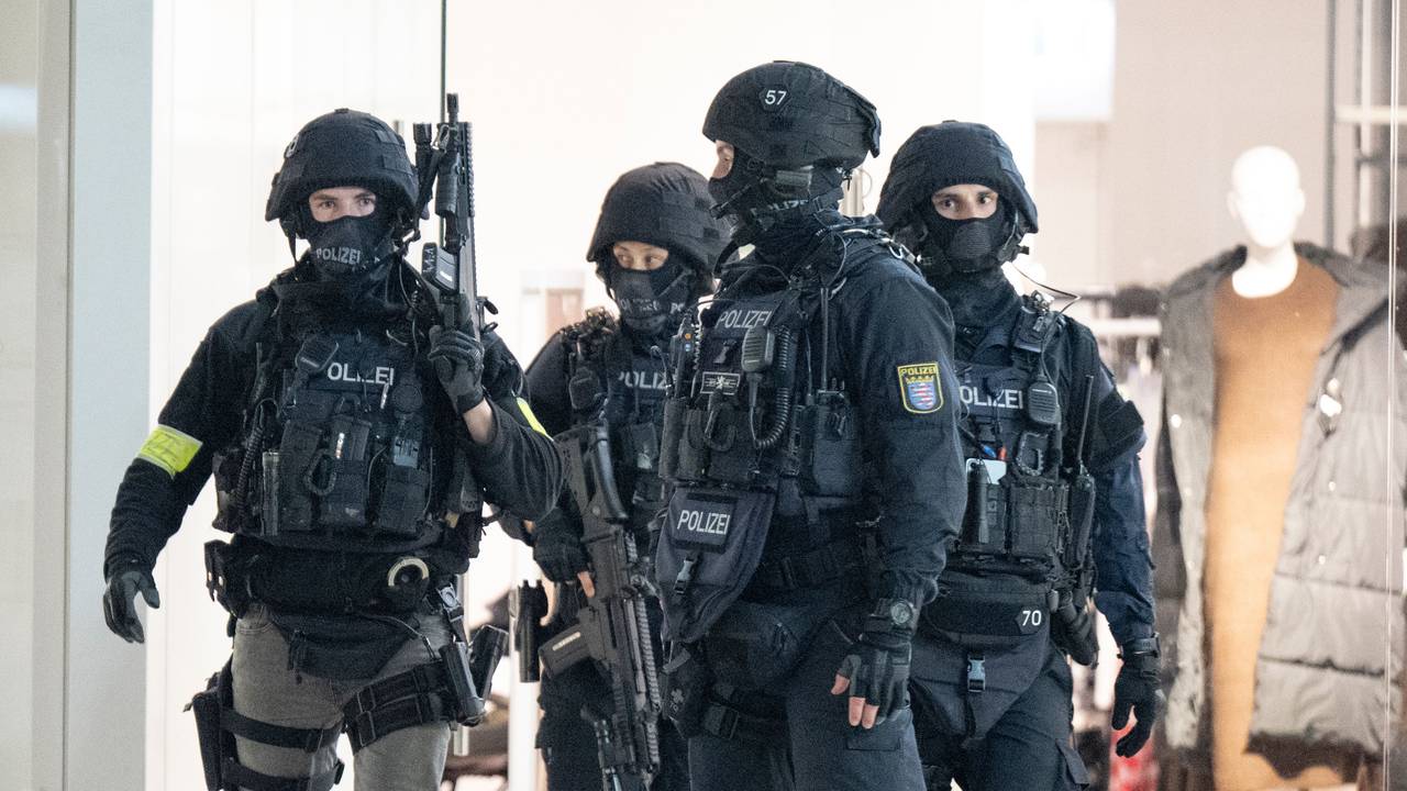 Schwer bewaffnete Polizeikräfte durchkämmen ein Einkaufszentrum.